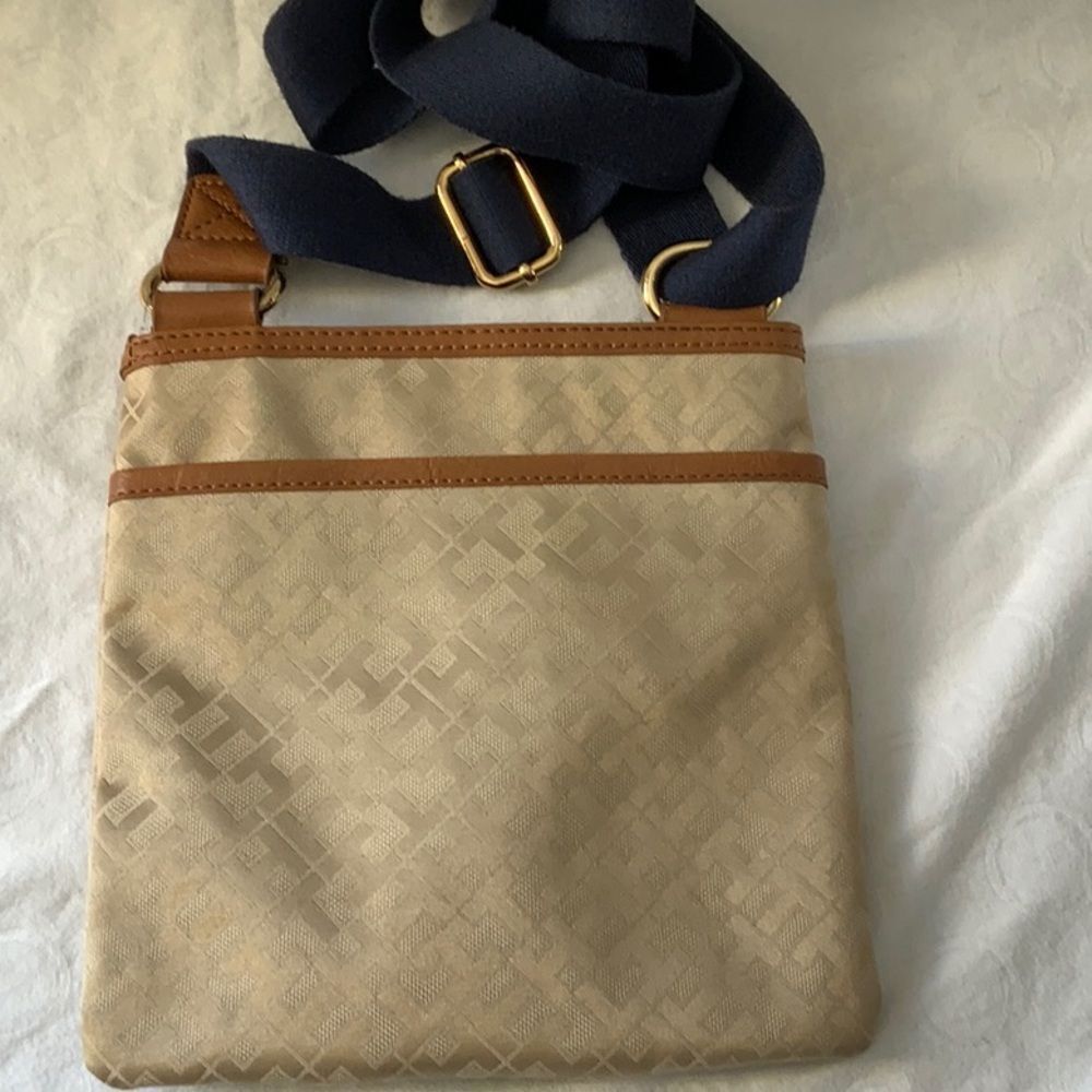 Tommy Hilfiger Crossbody Purse Preowned in Good Shape - Picture 4 of 5
